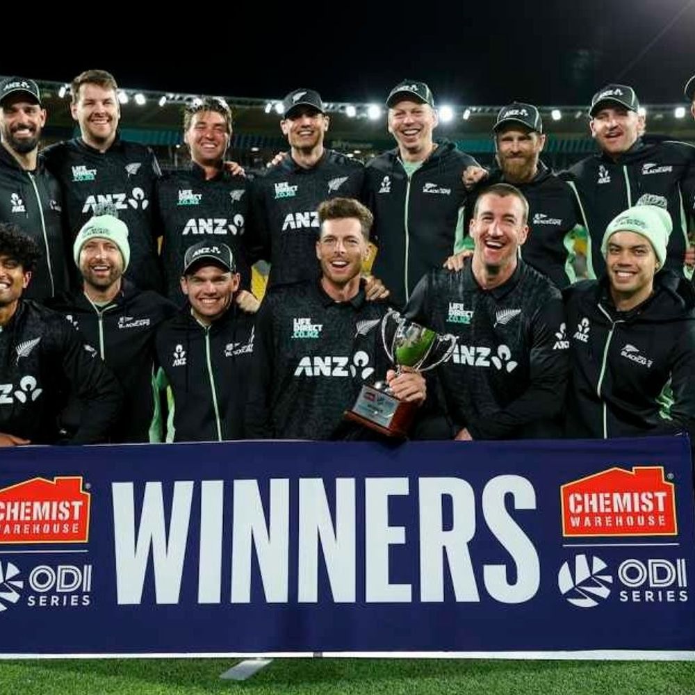 न्यूजीलैंड ने इंग्लैंड को 2 विकेट से हराया:सीरीज 3-0 से जीती, ब्लेयर टिकनर को 4 विकेट; ओवर्टन की फिफ्टी काम न आई