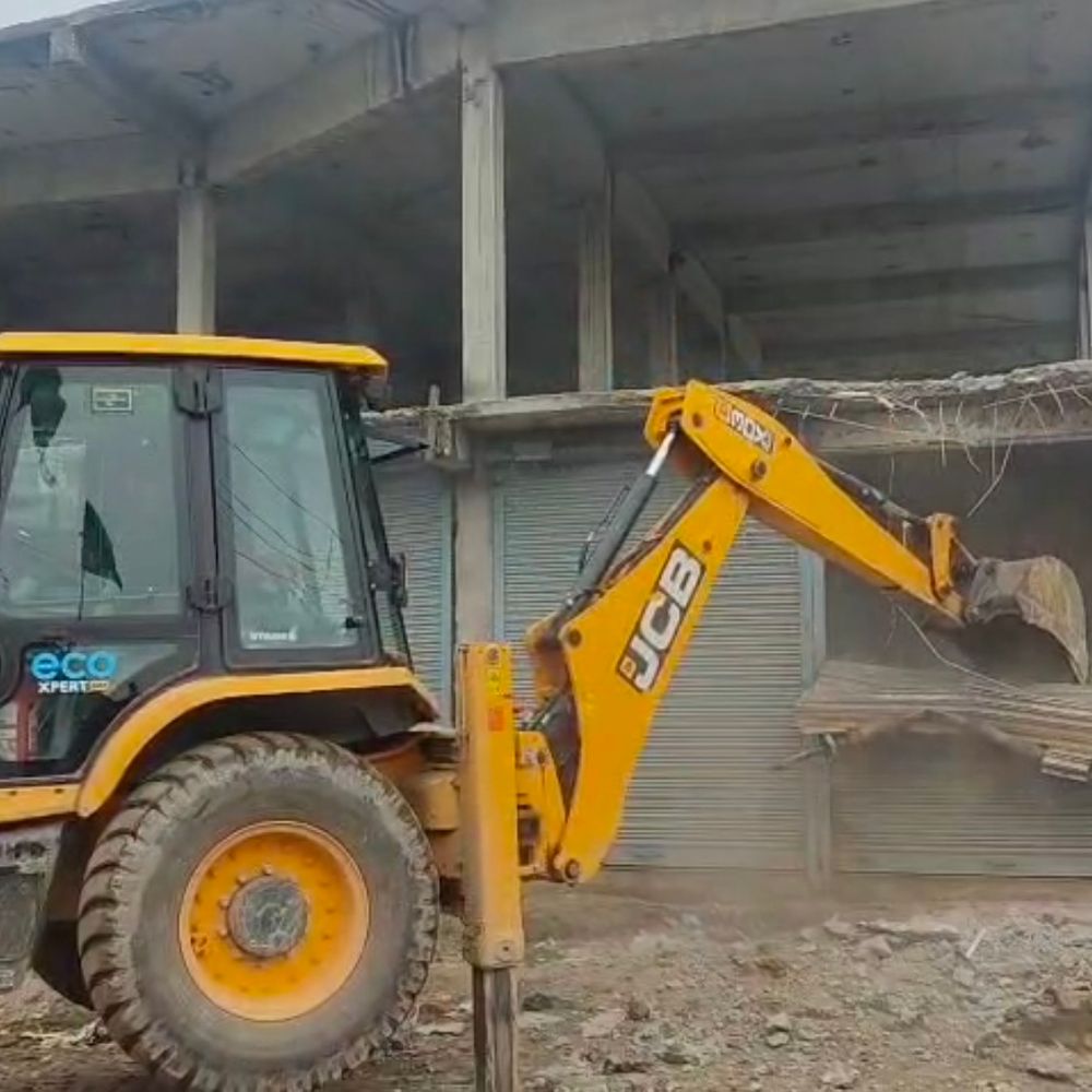 लोधेश्वर धाम में अतिक्रमण हटाने की कार्रवाई शुरू:PWD भूमि पर अवैध दुकानें हटाई गईं, सुप्रीम कोर्ट के आदेश पर कार्रवाई