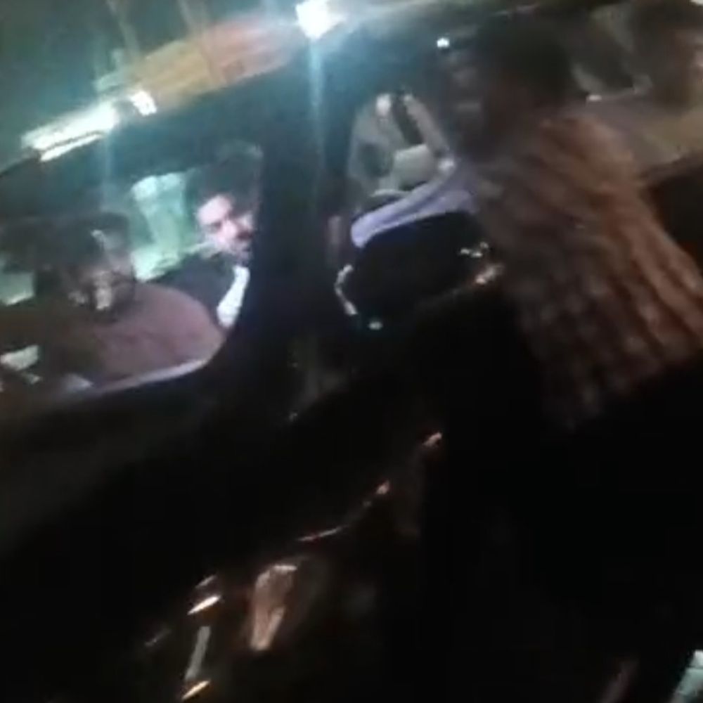 मेरठ में पुलिस के सामने कार सवारों ने की मारपीट:गाड़ी में तोड़फोड़ कर स्कूटी सवार को कुचलना का प्रयास, घटना का लाइव वीडियो