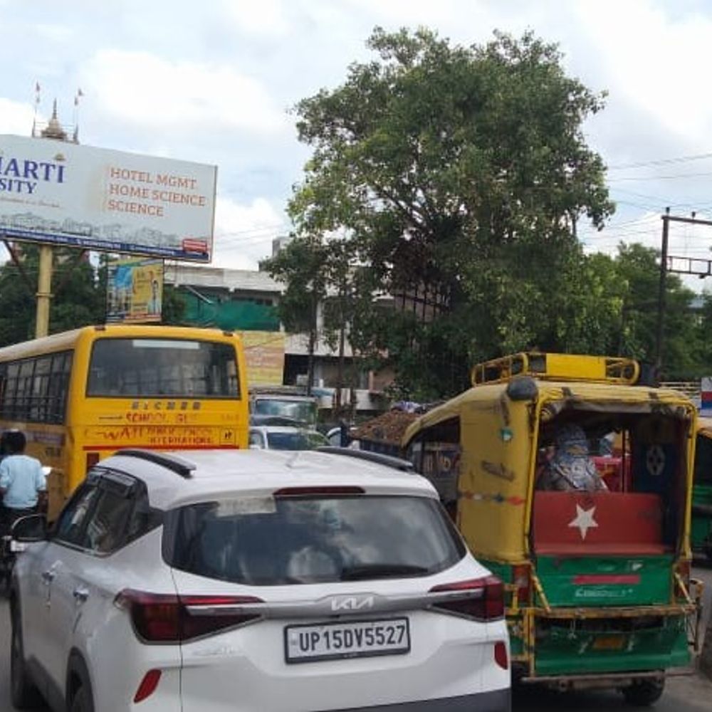 मेरठ में शादियों से लगा भीषण जाम:घंटों फंसे रहे वाहन, एंबुलेंस को भी परेशानी हुई