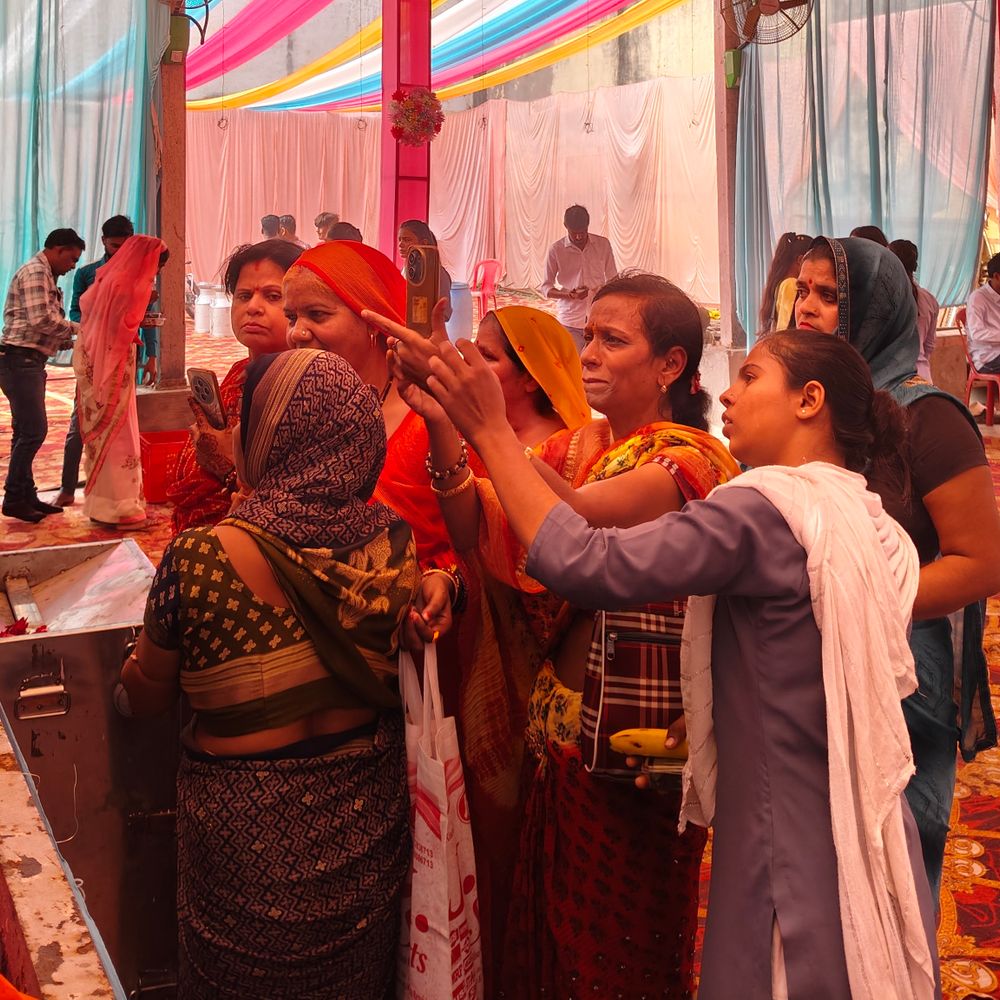 हाथरस में देवोत्थान एकादशी पर्व:शुभ कार्यों की शुरुआत, मंदिरों में उमड़ी भीड़