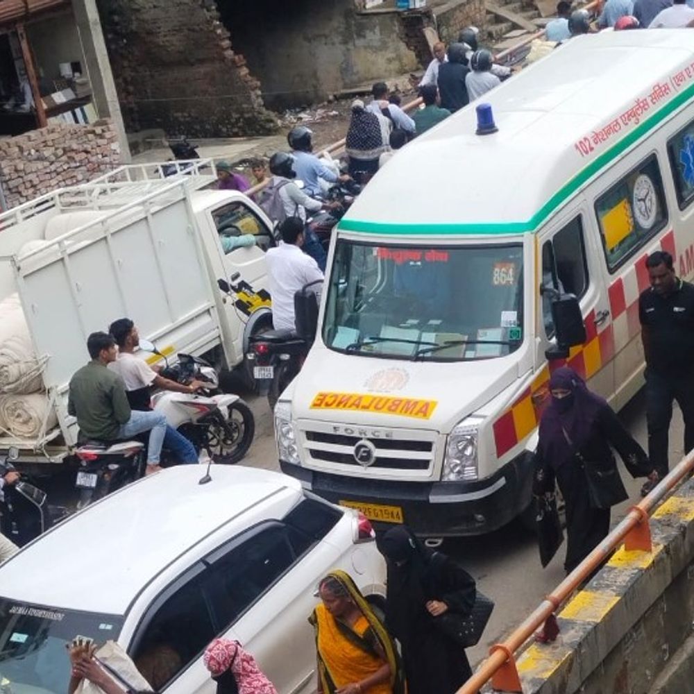 भदोही में भीषण जाम, अधिकारी-एंबुलेंस फंसे:लिप्पन तिराहा और गजिया ओवरब्रिज पर घंटों तक रहा असर