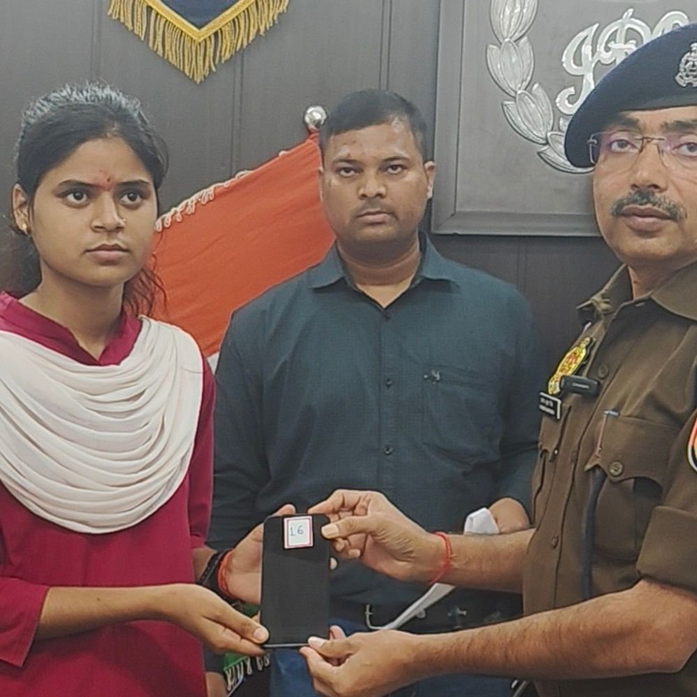 अमेठी पुलिस ने 75 गुम हुए मोबाइल फोन बरामद किए:11 लाख रुपए के फोन मालिकों को सौंपे गए, एएसपी ने की कार्रवाई