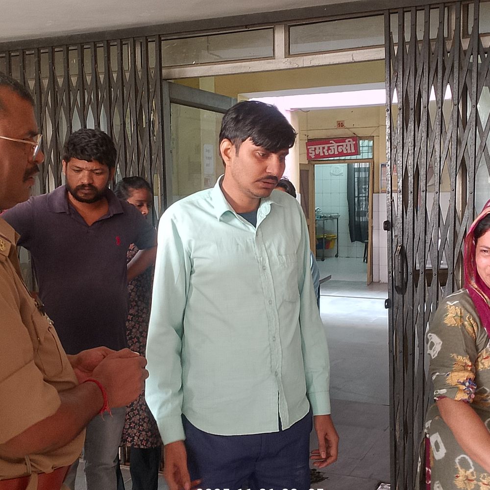 मैनपुरी में सड़क हादसे में महिला की मौत:पति-बच्चों संग गांव लौटते समय बेवर में हादसा, सीएचसी में डॉक्टरों ने मृत घोषित किया