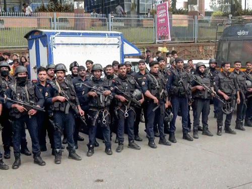 17 बच्चों को बंधक बनाने वाला रोहित घोटाले कर चुका:शिक्षा विभाग में गबन का आरोप; मकान मालिक को किराया मांगने पर नोटिस दिया