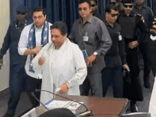 बसपा को पुरानी फॉर्म में लाने में जुटीं मायावती:5 बड़े आयोजन कर 5 सियासी संदेश दिए; 2027 जीतने के लिए आकाश को आगे किया