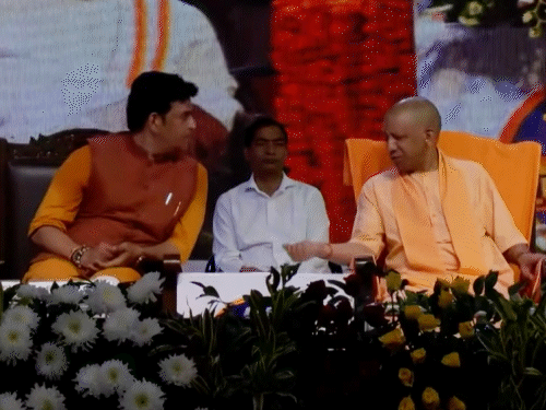 अरे, आप किस कैंब्रिज से पढ़े हैं:गोरखपुर में सीएम योगी ने ली सांसद रवि किशन की चुटकी; VIDEO में देखिए हंसी-ठिठोली