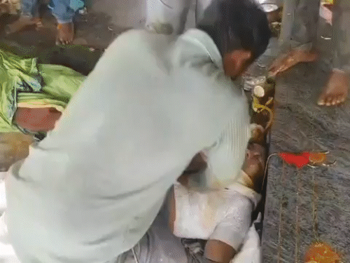 आंध्र प्रदेश के वेंकटेश्वर मंदिर में भगदड़, 9 की मौत:मृतकों में ज्यादातर महिलाएं; एकादशी पर ज्यादा भीड़ से रेलिंग गिरी