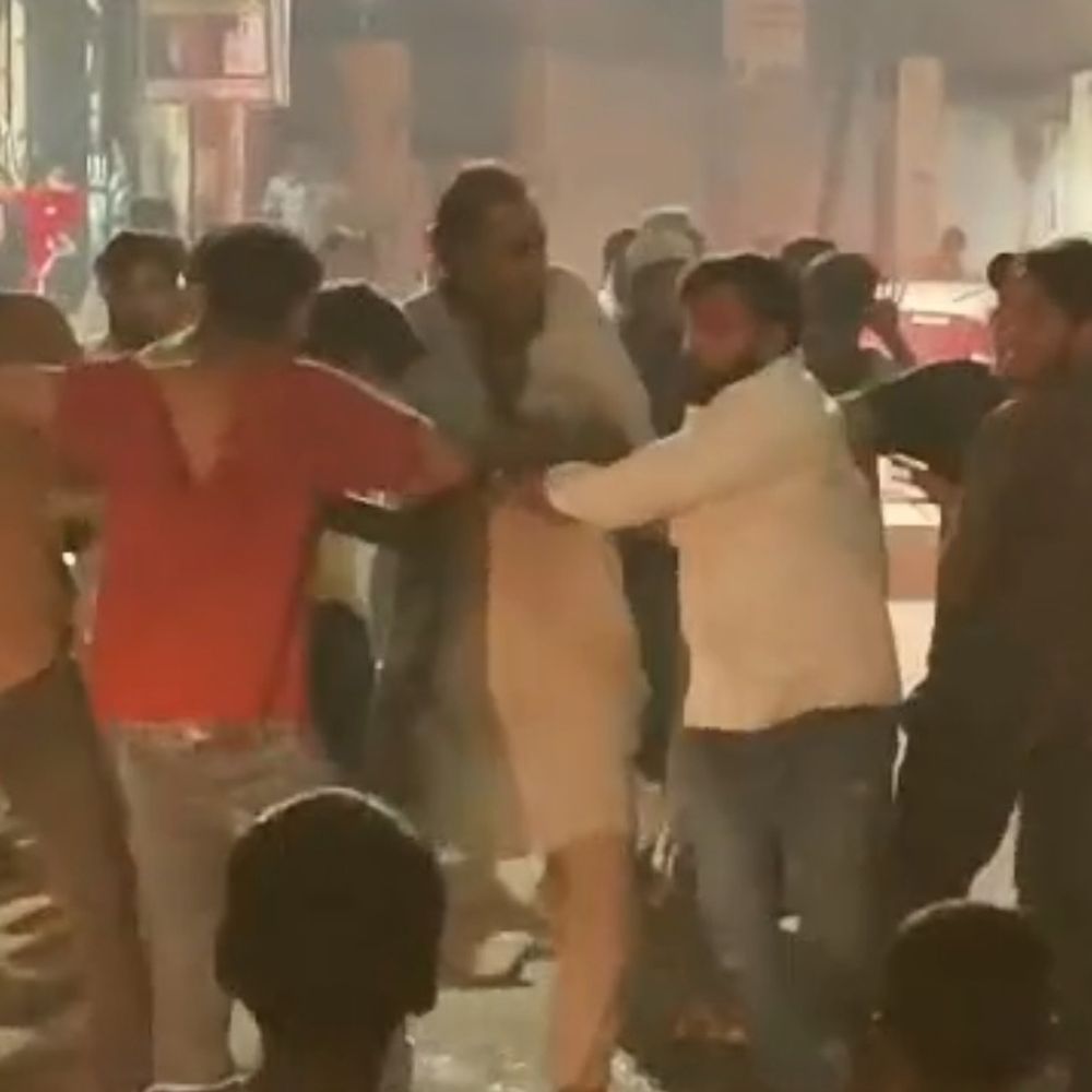 हापुड़ में युवक को बीच सड़क पर पीटा:वीडियो सामने आने पर पुलिस ने जांच शुरू की