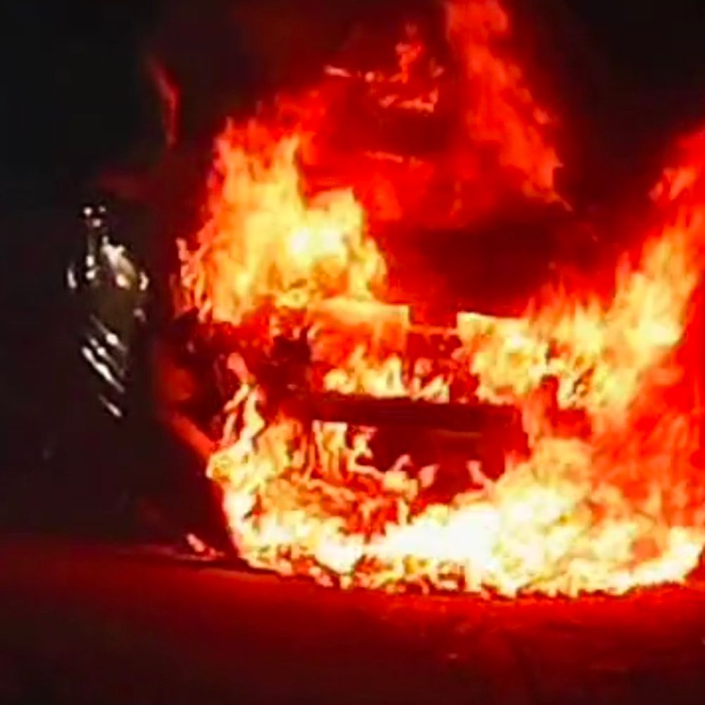 बाराबंकी में चलती कार में लगी आग, 6 लोग बचे:बाराबंकी-बहराइच मार्ग पर गाड़ी जलकर राख, शॉर्ट सर्किट से हादसा