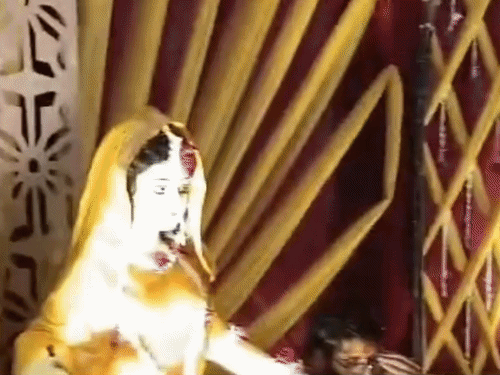 गोरखपुर में तुलसी विवाह का भव्य आयोजन...VIDEO:भगवान शालिग्राम और माता तुलसी को लगी हल्दी,पीले वस्त्र में नजर आएं भक्त