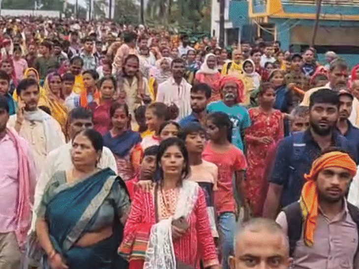 अयोध्या में 4-5 लाख श्रद्धालु पंचकोसी परिक्रमा कर रहे:बारिश के बाद हल्की धूप निकली, राम-राम जपते हुए नंगे पांव भक्त आगे बढ़ रहे