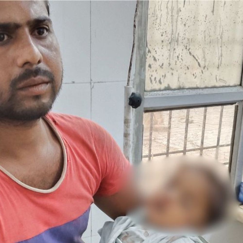 आगरा में सड़क हादसे में बच्ची की मौत:कार ने सड़क पर खेल रही बच्ची को कुचला, पोस्टमॉर्टम के लिए भेजा शव