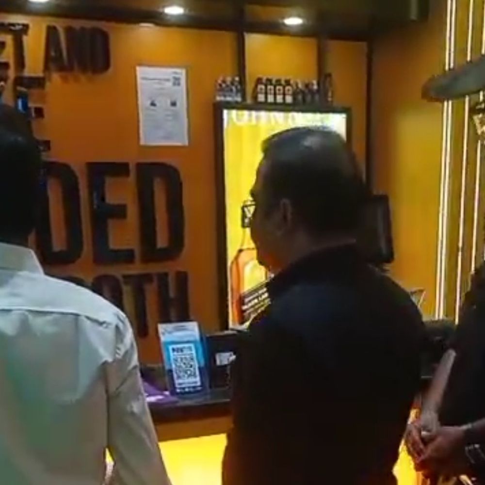 लखनऊ में फोनिक्स प्लासियो मॉल में कार्रवाई:नगर निगम ने शराब की दुकानों पर की सीलिंग, जाओ बार और जलवा बार और भी एक्शन