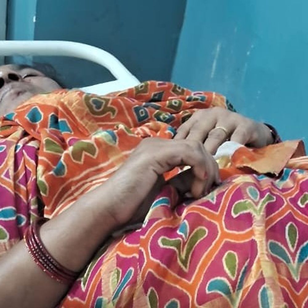 कोडरमा के महाराणा प्रताप चौक पर हादसा:  सदर अस्पताल की लिपिक सुलोचना कुमारी की मौत, सड़क पर गाय को बचाने में गई जान – koderma News