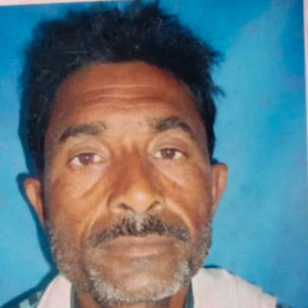 नैनी जेल में पेड़ से लटकता मिला कैदी:कौशांबी का रहने वाला था, हत्या के आरोप में बंद था, पत्नी बोली- नवरात्रि पर उनसे जेल में मिले थे