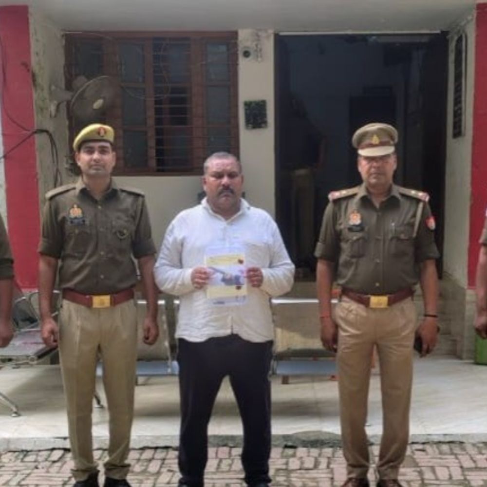 पुलिस मुठभेड़ में फरार पशु तस्कर गिरफ्तार:देवरिया में देसी तमंचा बरामद, गोवध अधिनियम में वांछित था आरोपी