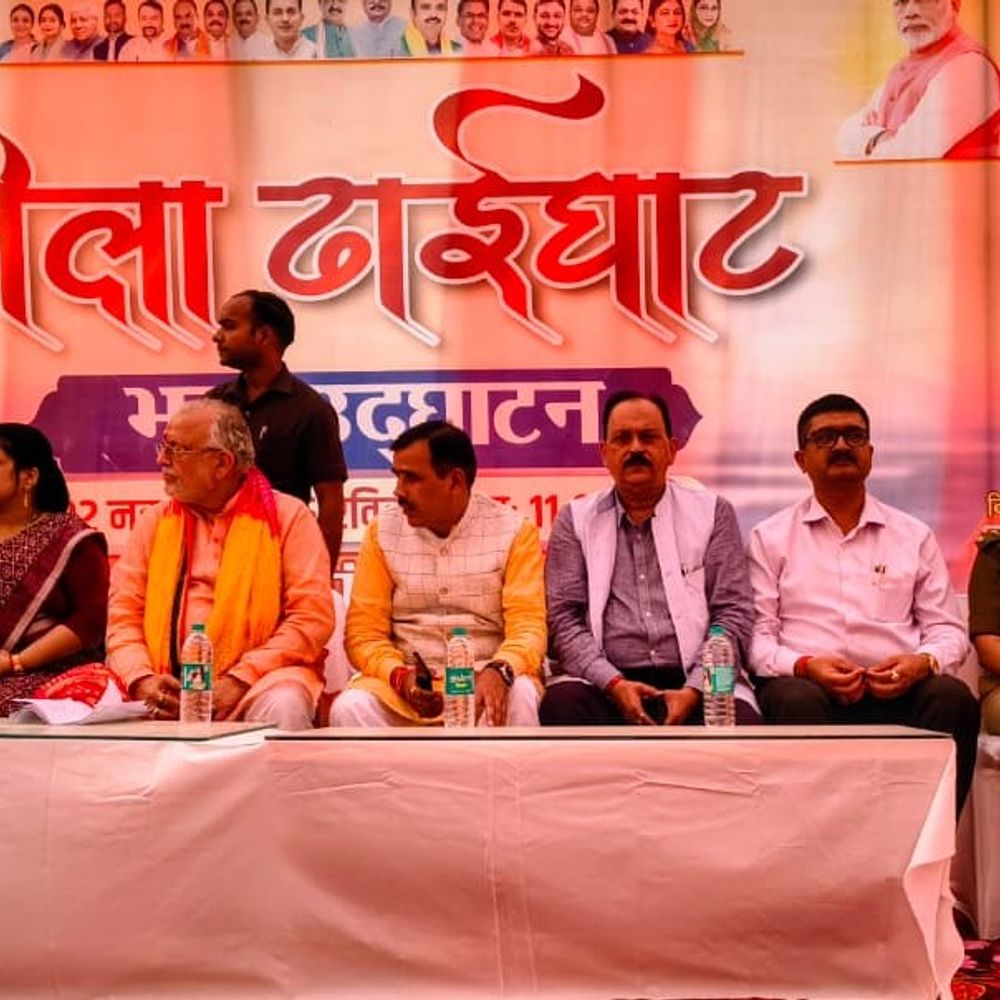 वित्त मंत्री सुरेश खन्ना ने कार्तिक मेले का उद्घाटन किया:फर्रुखाबाद के ढाई घाट पर श्रद्धालुओं की सुविधा का ध्यान रखने के दिए निर्देश