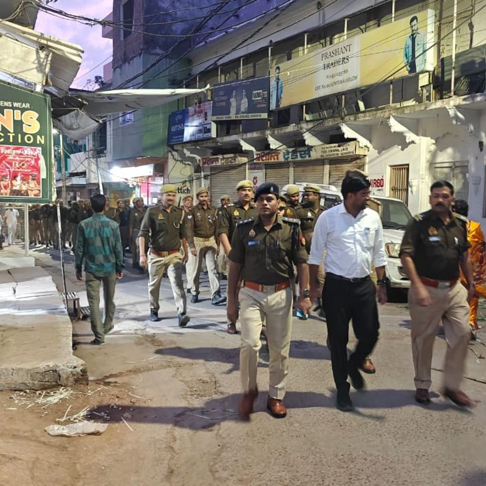 एसएसपी व एसडीएम सदर ने किया शहर में पैदल गश्त:ललितपुर में सुरक्षा व्यवस्था का लिया जायजा