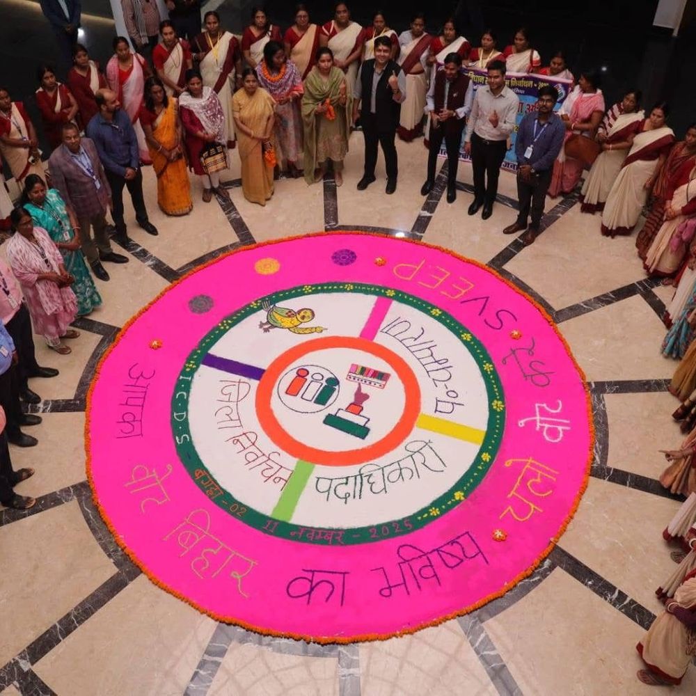 ECI टीम ने स्वीप कार्यक्रमों का किया निरीक्षण:पश्चिम चंपारण में मतदाता जागरूकता प्रयासों का किया सराहना, रंगोली,नुक्कड़-नाटक बना आकर्षण का केंद्र