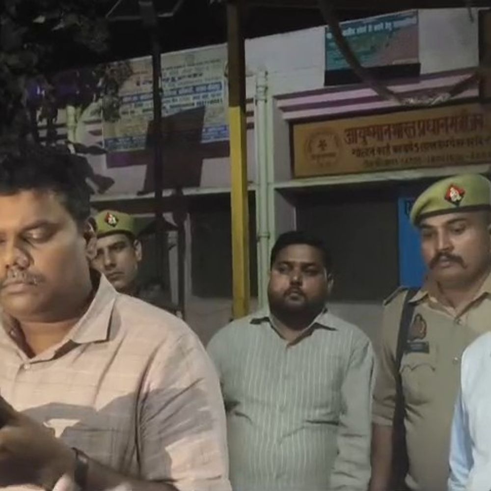 सीतापुर में डीएम ने देर रात सीएचसी का किया निरीक्षण:दो अनुपस्थित डॉक्टरों का वेतन रोकने के निर्देश, गंदगी पर जताई नाराजगी, व्यवस्था सुधारने को कहा