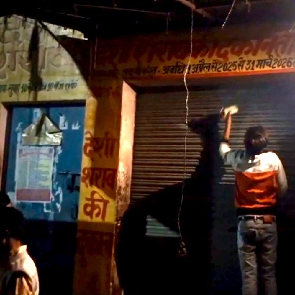 कन्नौज में रात में शराब ठेके से अवैध बिक्री, VIDEO:शटर के ऊपर से शराब खरीदते दिखे ग्राहक