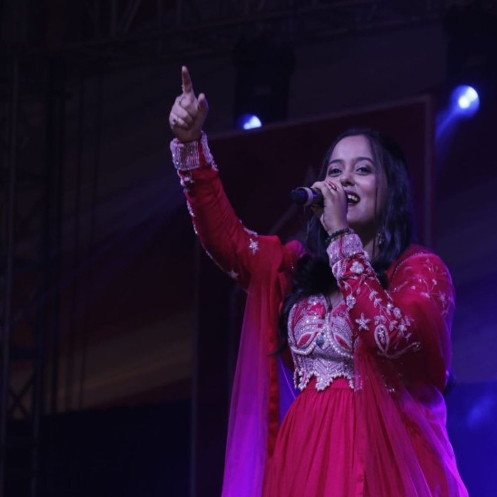 ब्रज रज उत्सव का आठवां दिन:मिस्मी वासु ने गणेश वंदना के साथ किया कार्यक्रम का आगाज़,स्थानीय कलाकारों के राधा नाम संकीर्तन से गूंजी फिज़ा