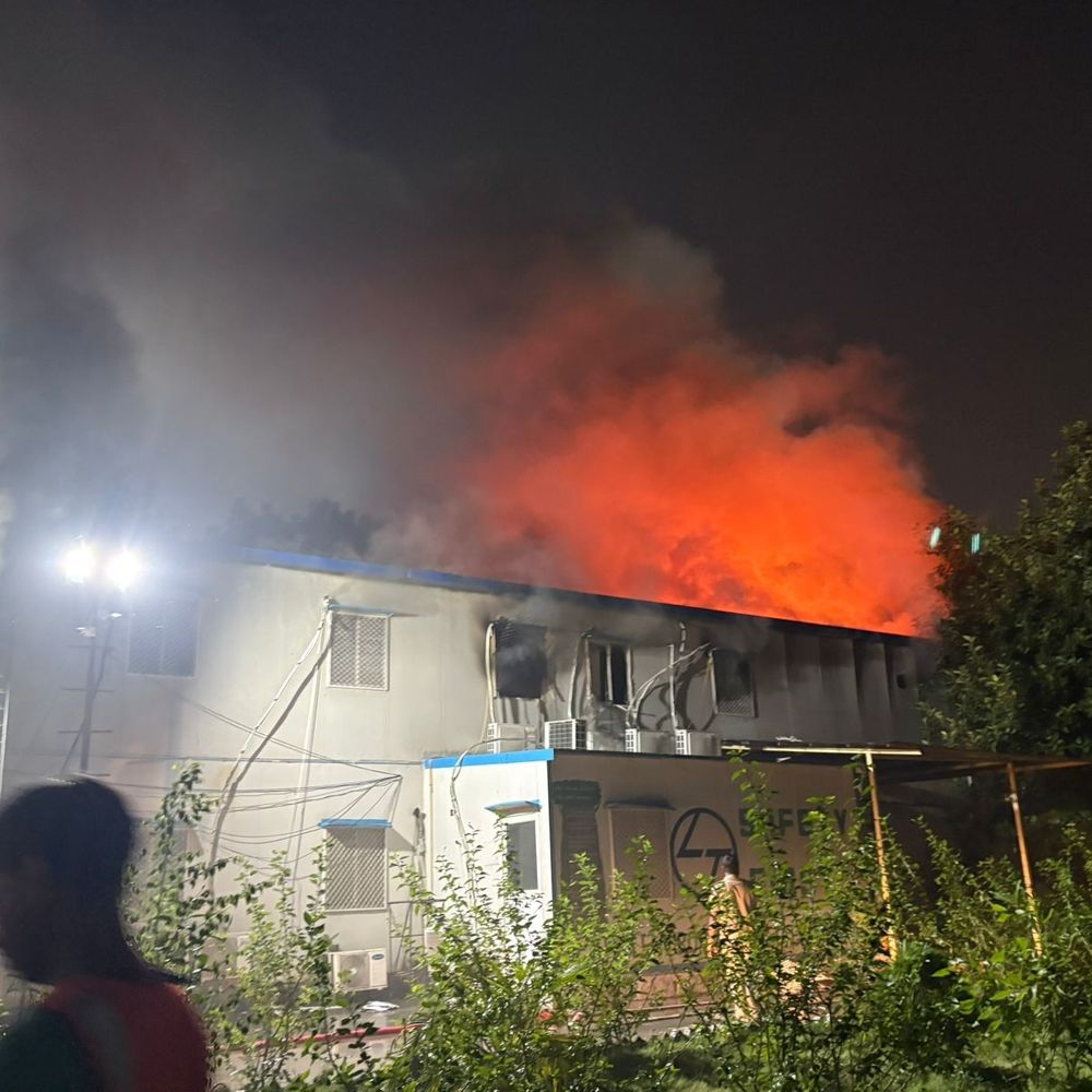 पटना के मेट्रो कार्यालय में लगी आग, सामान जलकर राख:  शॉर्ट सर्किट से हुआ हादसा, 10 दमकल की गाड़ियों ने 40 मिनट में पाया काबू – Patna News