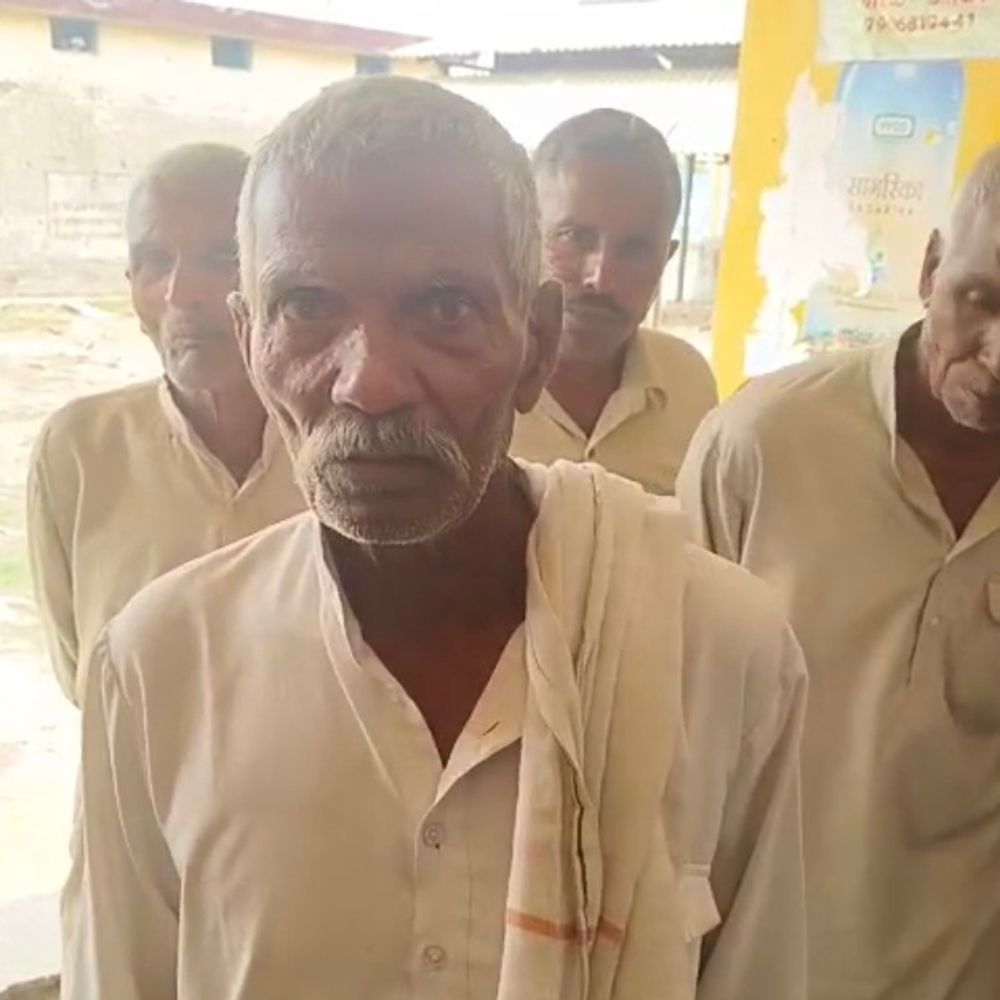 समिति पर 1720 रुपए खाद 1850 में बेच रहे:संभल में किसानों ने शिकायत की, मौके से सचिव फरार