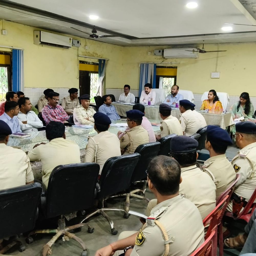 रानीगंज विधानसभा में प्रेक्षक ने की समीक्षा:चुनावी तैयारियों और बूथों का किया निरीक्षण, सेक्टर अधिकारियों को निगरानी का दिया निर्देश
