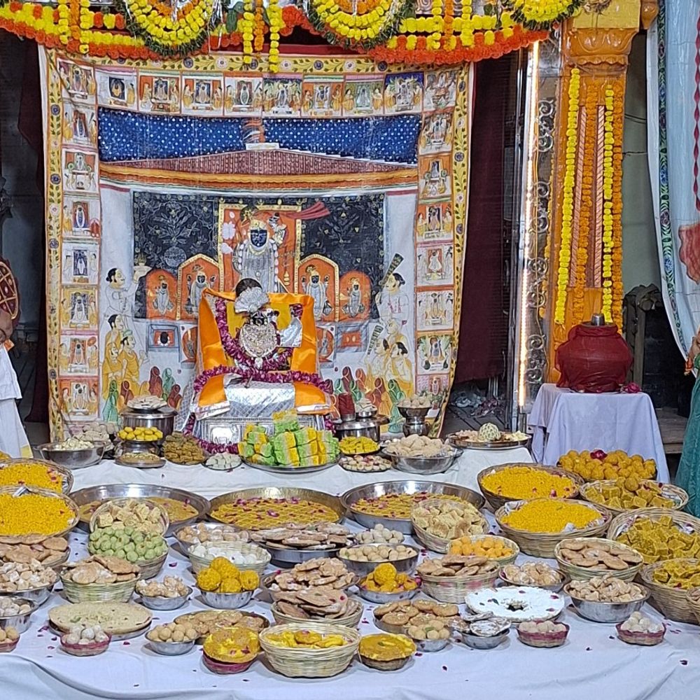 राजगढ़ के श्रीनाथजी बड़े मंदिर में अन्नकूट दर्शन:सोमवार को 115वां महोत्सव, छप्पन भोग के साथ सजेगा दरबार