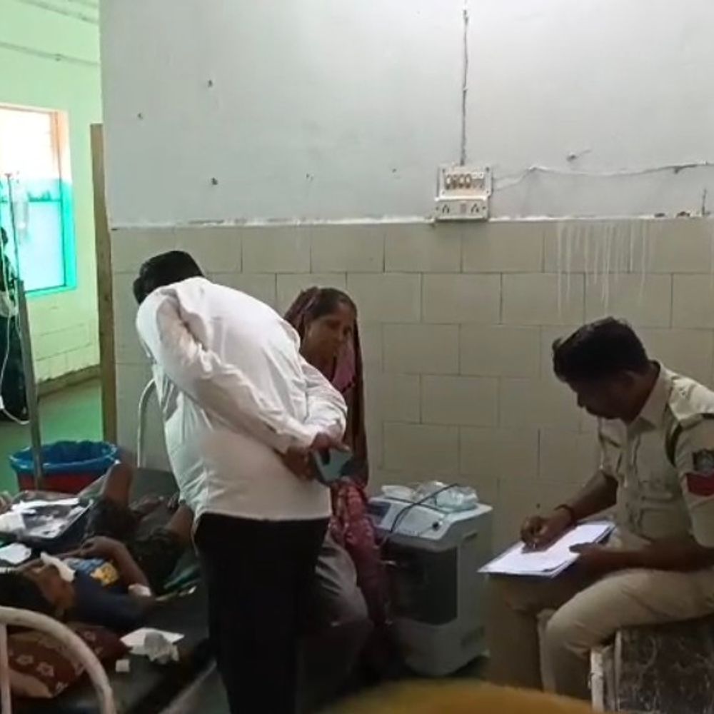 बाइक ने पैदल चल रहे बच्चे को मारी टक्कर, घायल:भीड़ ने बाइक सवार युवक को पीटा, कटनी के देवरी फाटक के पास सड़क