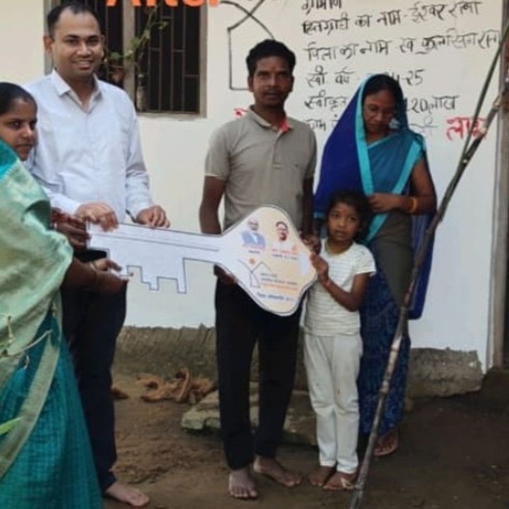 खपरैल में रहने वालों ग्रामीणों को मिला आवास:कोंडागांव में 472 परिवारों को मिली आवास की चबी, हितग्राहियों ने जताया आभार