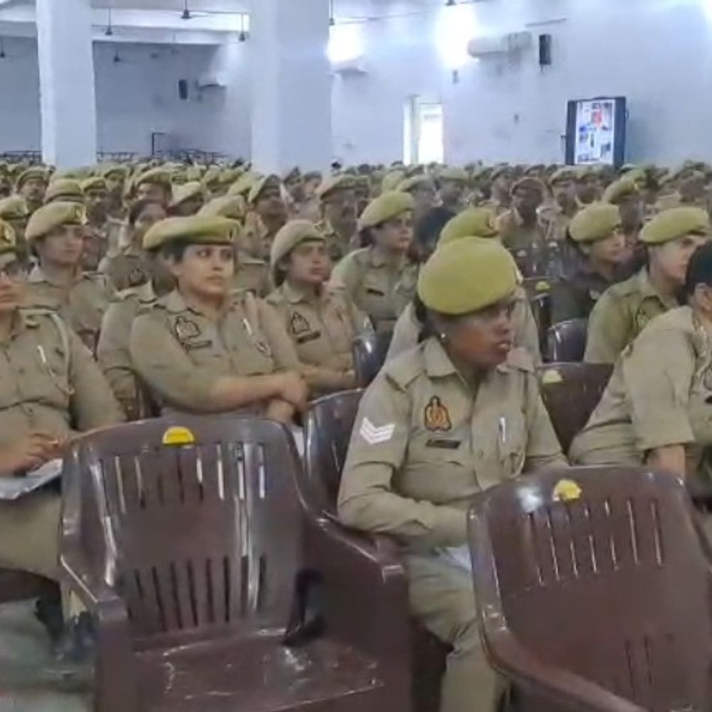 जौनपुर में पुलिस लाइन में नया कानून सत्र:एएसपी ग्रामीण ने जवानों को दिए BNS-2023 और BNSS-2023 के दिशा-निर्देश