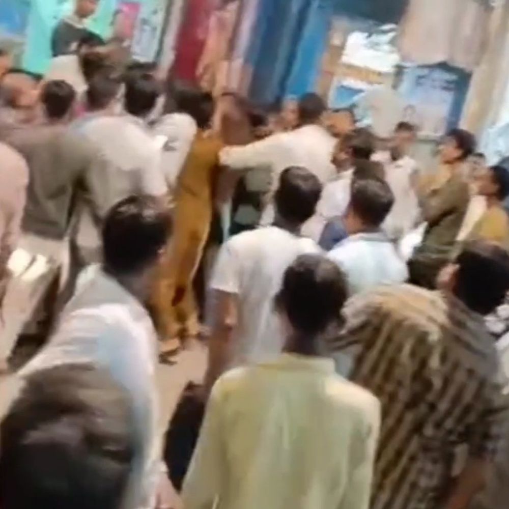 पीलीभीत में बाइक सवारों ने दुकानदार को पीटा:पहले तेज रफ्तार बाइक से दुकान में टक्कर मारी, विरोध करने पर पिटाई कर दी