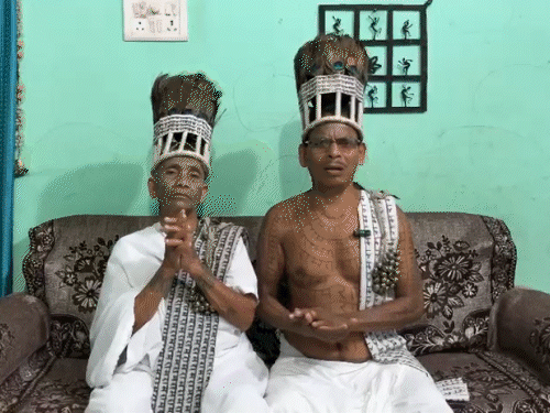 मुकुट पहनाने की अनुमति नहीं, प्रधानमंत्री प्रोटोकॉल तोड़ खुद मिले...VIDEO:रामनामी बोले- लोकसभा चुनाव में वादा किया था, फिर PM बने तो मोर-मुकुट पहनाएंगे