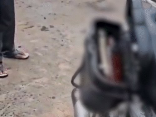 शराब कारोबारी फरार, 4 बोतल विदेशी शराब जब्त:शेखपुरा में बाइक से होम डिलीवरी के दौरान पुलिस ने की कार्रवाई