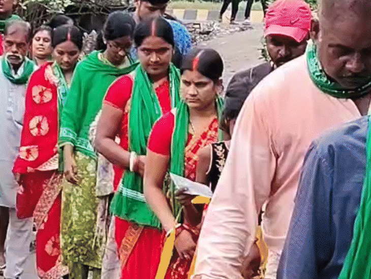 पढ़ाई छोड़ बेटी पिता के लिए मांग रही वोट:रीतलाल की बेटी बोली, राजनीति पसंद नहीं, बुरे वक्त में कर रही मदद; पापा का जीतना जरूरी