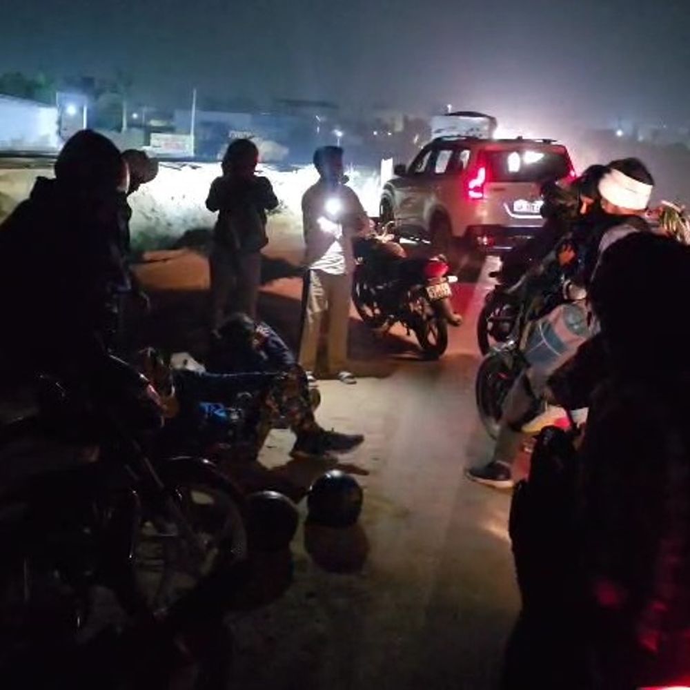 टटीरी हाइवे पर बाइक फिसलने दो युवक घायल:सड़क पर फिसलन से हुआ हादसा, नजदीकी अस्पताल में भर्ती