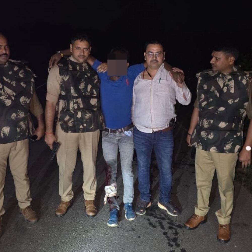 हाटा में 25 हजार का इनामी तस्कर मुठभेड़ में गिरफ्तार:गोली लगने से घायल हुआ बदमाश, अवैध असलहा और कारतूस बरामद