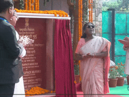 राष्ट्रपति द्रौपदी मुर्मू पहुंचीं देहरादून:फुट ओवर ब्रिज का उद्घाटन किया, CM धामी बोले- दुनिया ने आपको राफेल में उड़ान भरते देखा