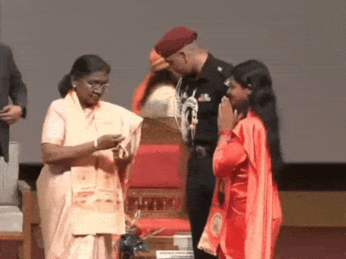 राष्ट्रपति द्रौपदी मुर्मू पतंजलि यूनिवर्सिटी पहुंचीं:स्टूडेंट्स को डिग्रियां दी; सीएम धामी बोले- दुनिया ने आपको राफेल में उड़ान भरते देखा