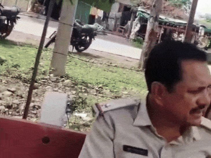 शाजापुर में ASI का रिश्वत मांगते VIDEO:बोला- गंभीर मामलों में SPऔर ADPO को भी देना पड़ता है; लाइन अटैच