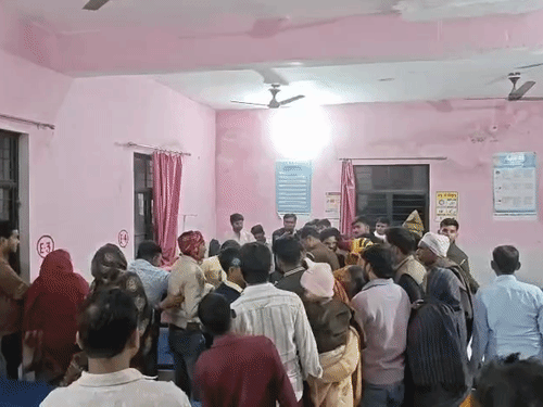 दो बाइकों की टक्कर, साले-बहनोई समेत तीन की मौत:लखीमपुर में एक युवक गंभीर घायल, बाजार से घर लौटते समय हादसा