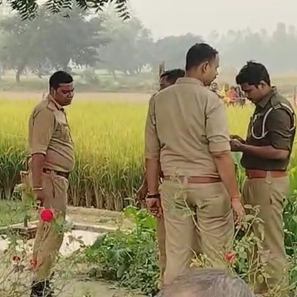 अयोध्या में पेड़ से लटका मिला व्यक्ति का शव:मौत के कारण का नहीं चला पता, पत्नी एक साथ से बीमार थी