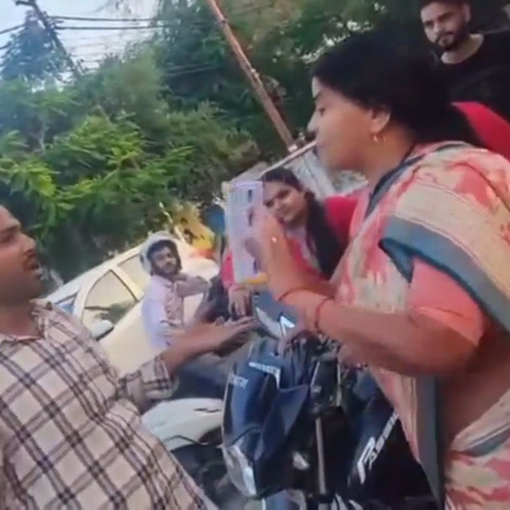 झांसी में पार्षद की गाड़ी से खुला वसूली का खेल,VIDEO:अटल एकता पार्क पर झांसी विकास प्राधिकरण की रसीद बनाकर चलाई जा रही थी पार्किंग