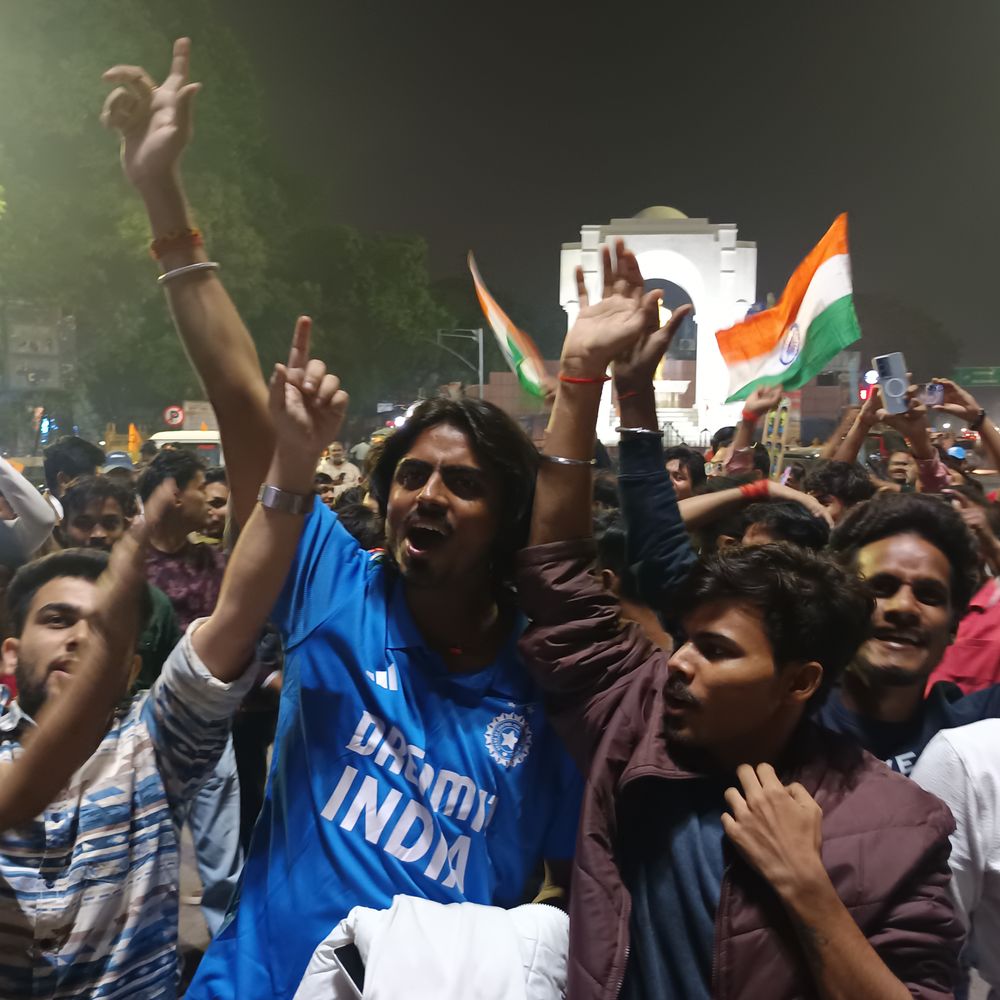 लखनऊ के हज़रतगंज चौराहे पर जश्न:जमकर हुई आतिशबाजी युवा बोले दिल गार्डन-गार्डन हो गया, बच्चियों के पिता बोले लड़कियां लड़कों से कम नहीं