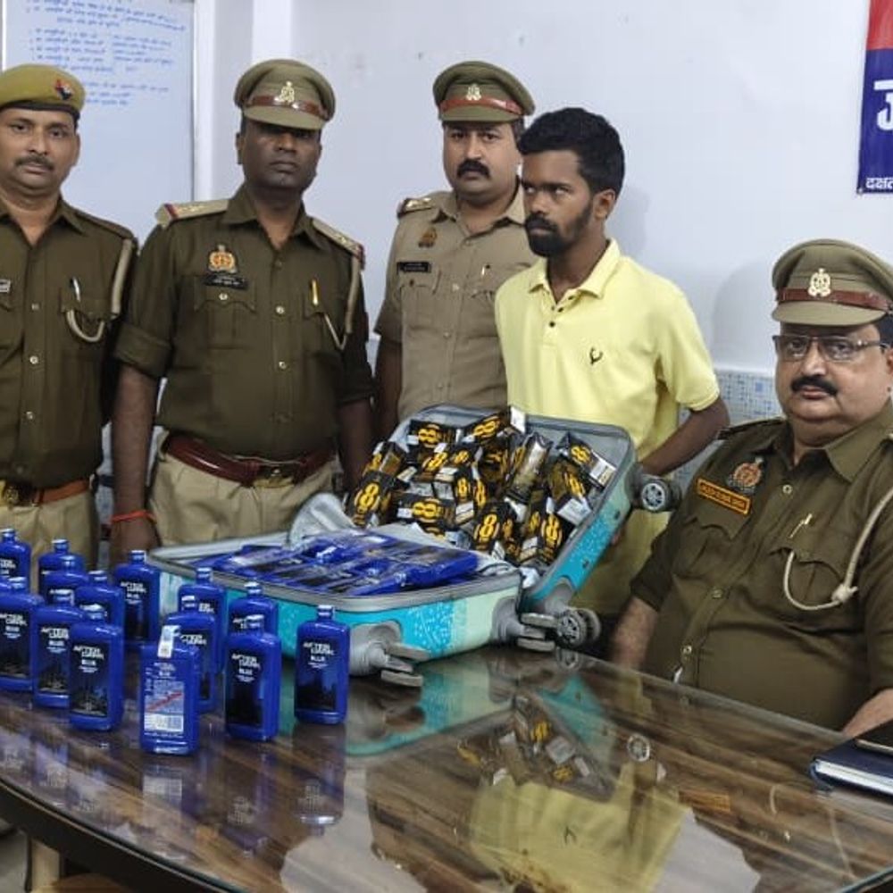 उड़ीसा का शराब तस्कर प्रयागराज में गिरफ्तार:50 हजार की शराब ट्रॉली बैग में छिपाई, बिहार ले जाने की थी तैयारी