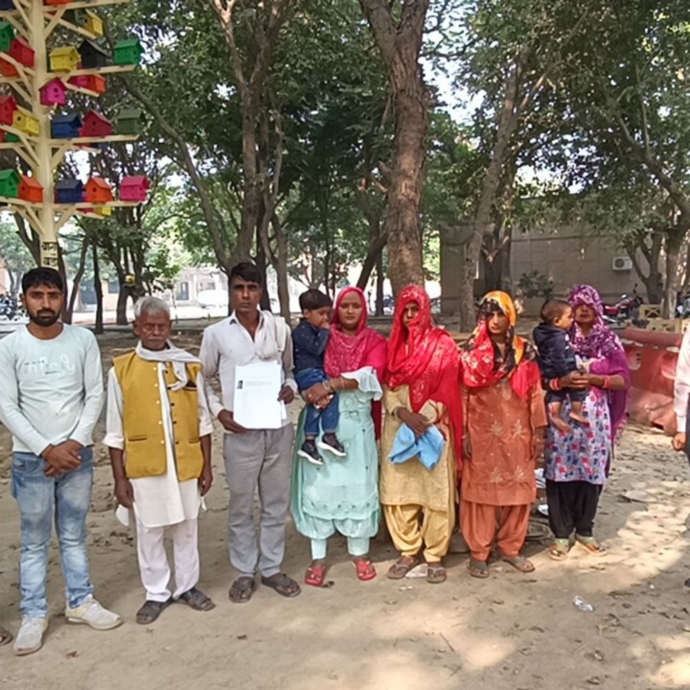 गांव के रास्ते पर अवैध कब्जा का आरोप:बागपत में ग्रामीणों नें डीएम कार्यालय में शिकायत दर्ज, कार्रवाई की मांग की