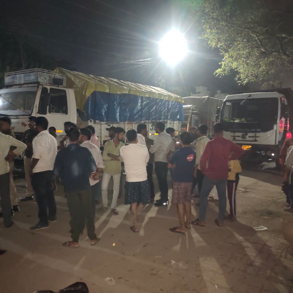 प्रयागराज में डंफर ने स्कूटी सवार को कुचला:ट्रांसपोर्ट नगर में हादसा, युवक की हालत नाजुक